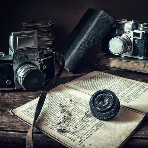 КАК ПОСТУПИТЬ С ВЕЩАМИ УСОПШЕГО? Когда кто-то из близких людей переходит в иной мир, мир духов, наступает сложное время для живых, связанное помимо прочего с соблюдением множества ритуальных практик: похорон, поминок, сороковин, работой над открытыми зеркалами.
