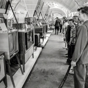 ГРУППОВОЕ ПОДКРЕПЛЕНИЕ Групповое подкрепление — социальный феномен, процесс, благодаря которому прочное убеждение внутри какой-либо социальной группы формируется посредством повторения некоторого утверждения (некоторой идеи, концепции) членами этой группы. Процесс происходит вне зависимости от того, были ли проведены соответствующие исследования или подтверждено ли достаточными эмпирическими данными создаваемое убеждение настолько, чтобы быть принятым рациональными людьми. Процесс также независим от истинности или ложности повторяемого утверждения (идеи, концепции). Следовательно, распространённость в группе того или иного убеждения не является свидетельством его истинности или ложности.