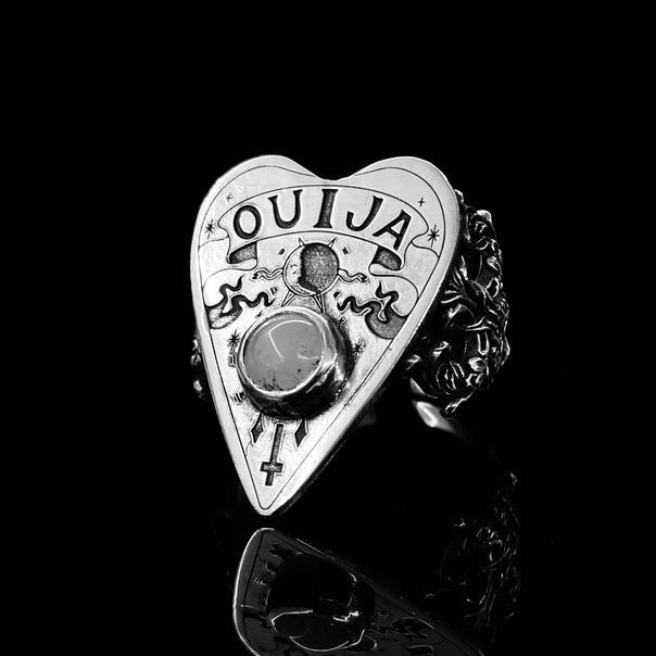 ДОСКА УИДЖА - МИФЫ И РЕАЛЬНОСТЬ «Говорящая доска» или «Уиджа» (англ. Ouija board) — доска для спиритических сеансов с нанесёнными на неё буквами алфавита, цифрами от 1 до 9 и нулём, словами «да» и «нет» и со специальной планшеткой-указателем.