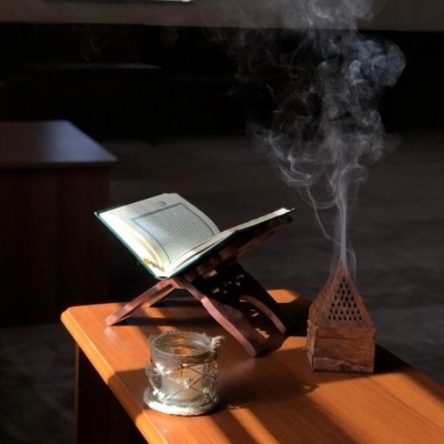 ОЧИСТКА ПОМЕЩЕНИЯ - ВОСТОЧНАЯ ТРАДИЦИЯ (ИСЛАМ) 1.Прожигаем травы – БАХУР- в специальной ёмкости бахурнице. Бахур, это древесина(стружка)дерева Агаровых пород, пропитанная смолой и источающая удивительный аромат. Можно просто использовать благовония палочки (Ладан и другие).