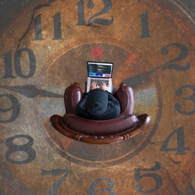 Тайм-менеджмент не работает! Не управляйте своим временем — расставляйте приоритеты Время - самая справедливая вещь в мире. У каждого из нас сутки длятся 24 часа. В одном часе 60 минут. И проблема основных принципов тайм-менеджмента не в том, что вы не используете время, которое у вас есть, а в том, что вы скорее всего используете его неправильно.